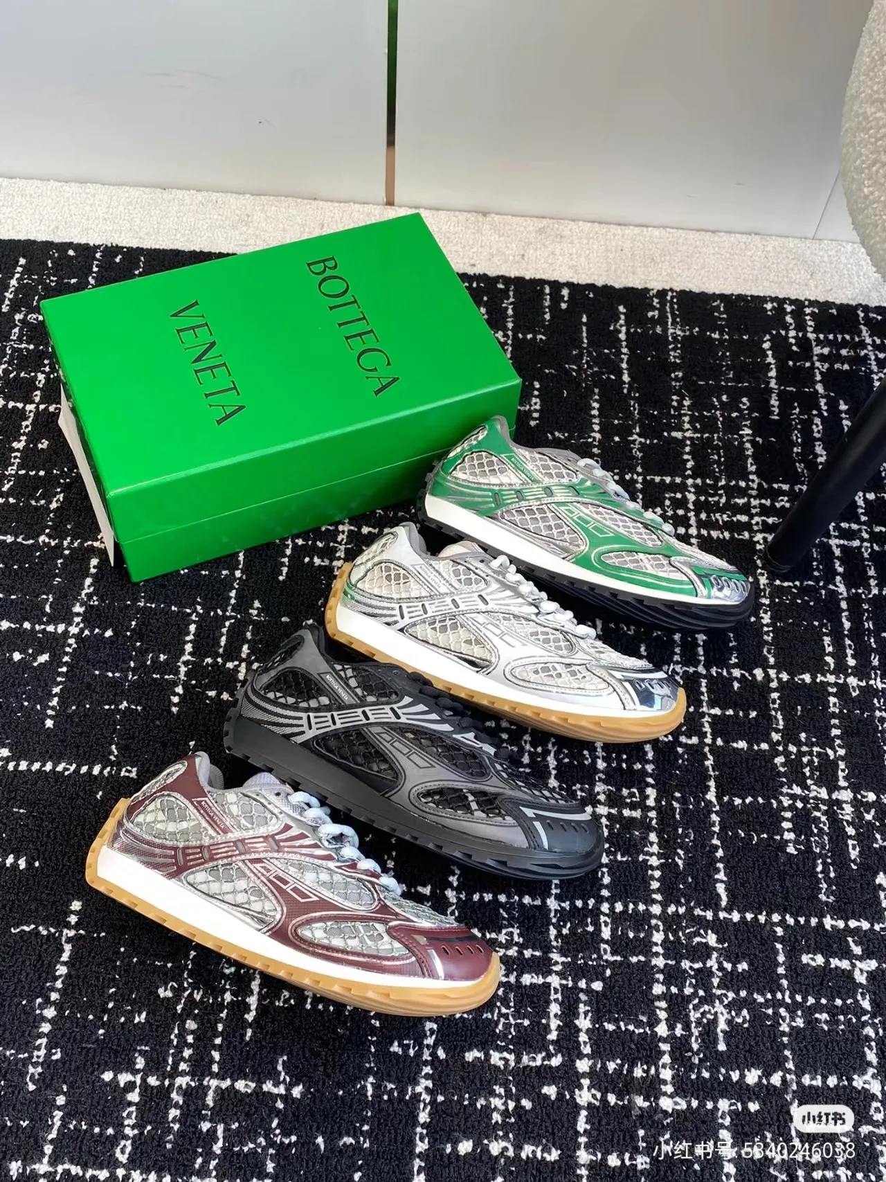 👟👟Ex-factory price 600👟👟 Top version (couples style) Bottega Veneta 23ss autumn and winter show style BV Orbit sneakers Wang Yibo same style couple style casual shoes dad shoes! Runner sneakers! Original purchase and development! Made of original lightweight technical mesh fabric, the same as the original version! The process is complicated! Paired with a rubber outsole designed with a geometric pattern, the high version of the Wang Zha series is actually much taller, but the legs still look slim. Very nice. Durable and durable to play with, standard and version-matching shoe packaging technology, look for high-end versions. The original outsole is exclusively molded, and the color-blocked TPU outsole is used. The material and weight are the same as the original! Size: #Female 35-41 (40 and 41 customized sizes are non-refundable) Male 39-45 (45 size customized are non-returnable and exchangeable)